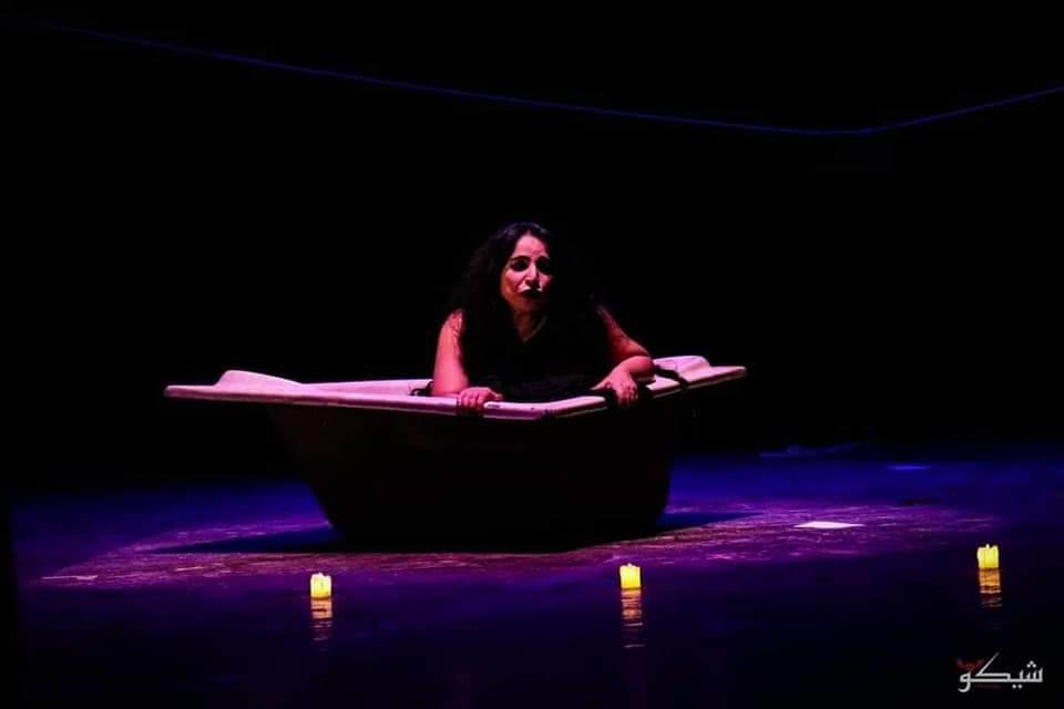 سلطنة عمان تفتتح اليوم الثاني لنهائيات آفاق مسرحية ٢٠٢٢   بعرض «الحقيقة العارية »