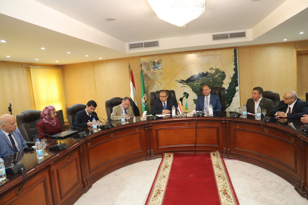 وزير القوى العاملة يلتقى القيادات النقابية باتحاد محلي عمال الفيوم