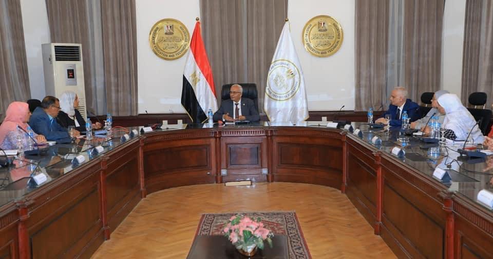 وزير التربية والتعليم يجتمع بمديري عموم تنمية المواد الدراسية لمناقشة استعدادات العام الدراسي المقبل