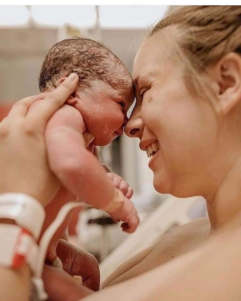 سيدة تضع مولودا داخل سيارة تاكسي بالغردقة