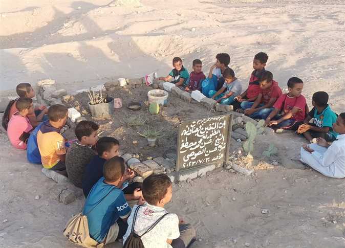 بالصور : أطفال قرية صوص بقنا يزورون قبر الشيخ حسن الصوصى معلم ومحفظ القرآن الكريم