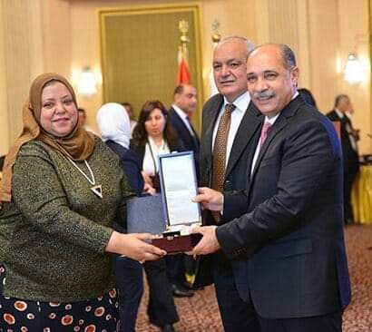بالصور..وزير الطيران يكرم الكاتبة الصحفية أمانى سلامة