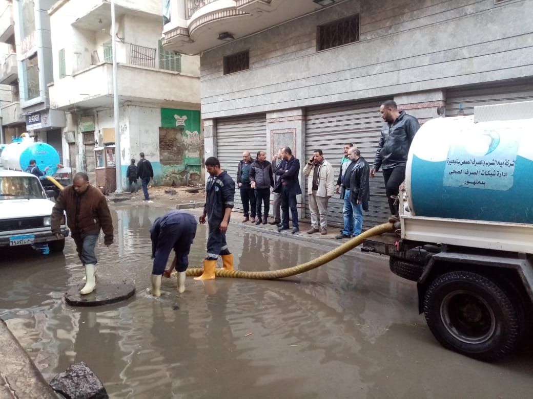 استمرار رفع تراكمات مياه الأمطار بالبحيرة  ومتابعة الأسواق