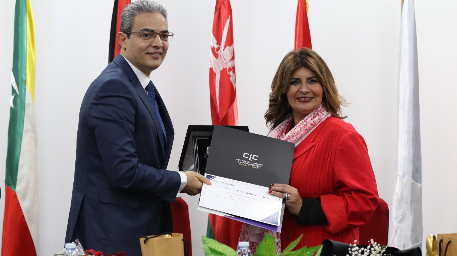 كليه اللغه والإعلام بالقريه الذكيه تكرم طارق سعده نقيب الإعلاميين 