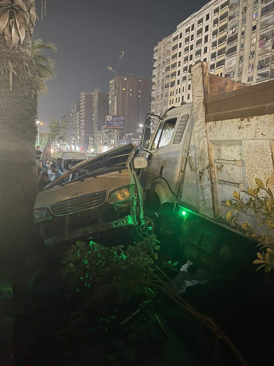 تريلا تقتحم موقف الألف مسكن وتصطدم بـ 3 سيارات