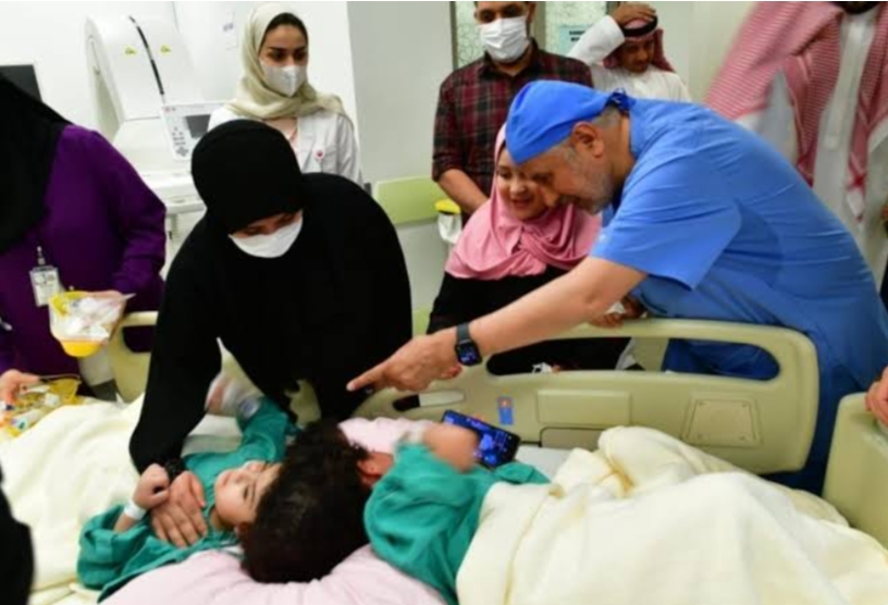 الدكتور الربيعة يطمئن على صحة التوأم السيامي المصري "سلمى و سارة" بعد أسبوعين من فصلهما