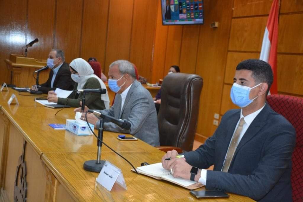 محافظ القليوبية يناقش معدلات الأداء ونسب تنفيذ مشروعات المبادرة الرئاسية لتطوير الريف المصري ومدى توافق الأعمال مع الجداول الزمنية