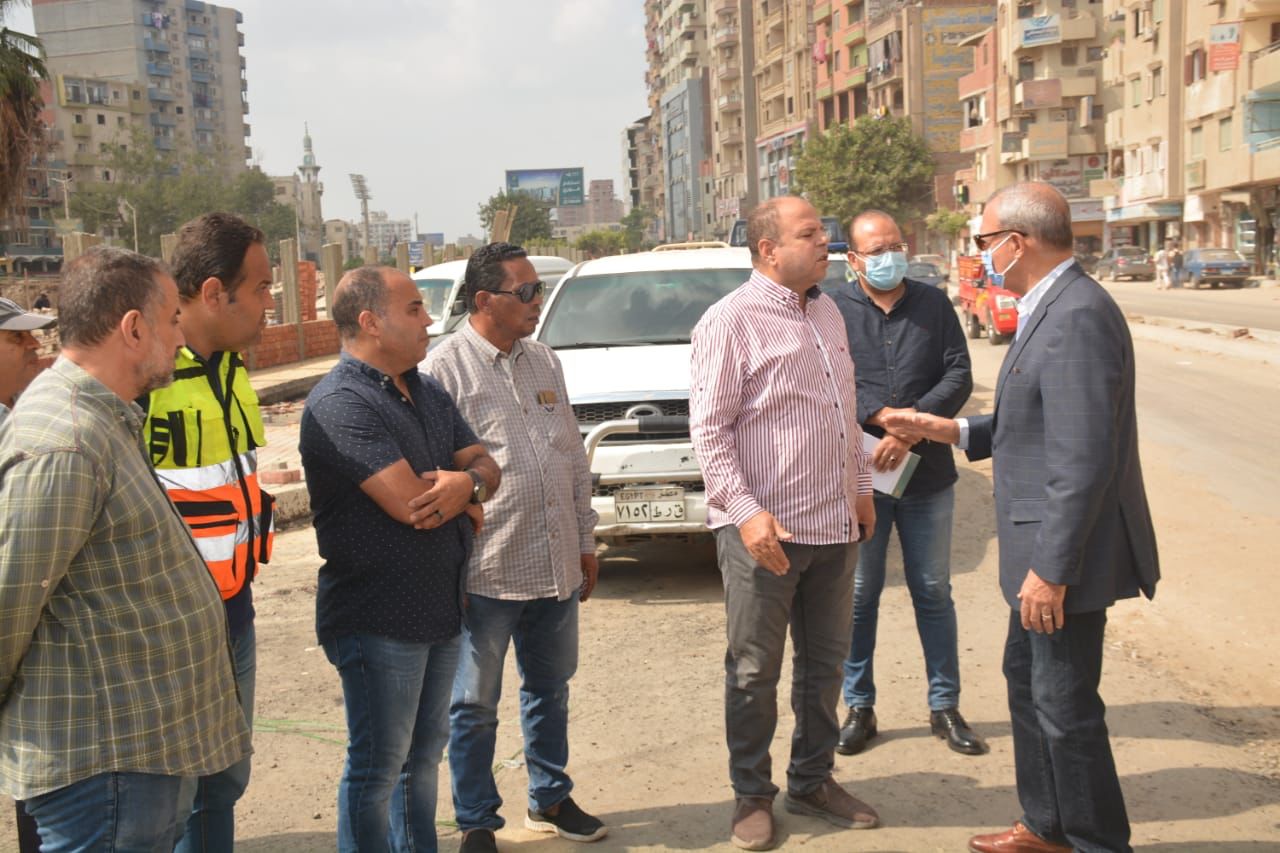محافظ القليوبية يقوم بجولة تفقدية لمتابعة معدلات تنفيذ أعمال تطوير المرحلة الثانية من شارع فريد ندا ببنها ويطمأن علي رفع الإشغالات وإستمرار تحسين مستوى النظافة العامة بمحور الخصوص وطريق نقطة القلج بنطاق مدينة الخانكة