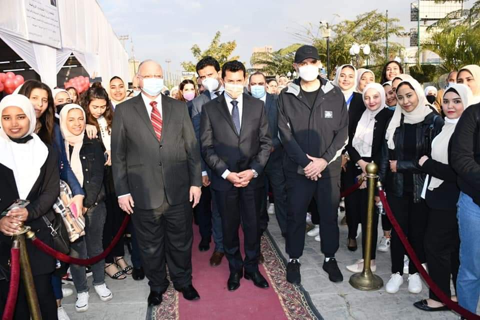 وزير الشباب ومحافظ القاهرة وسفير البحرين يفتتحون معرضاً لمنتجات الشباب اليدوية والتراثية بمركز التنمية الشبابية بالجزيرة