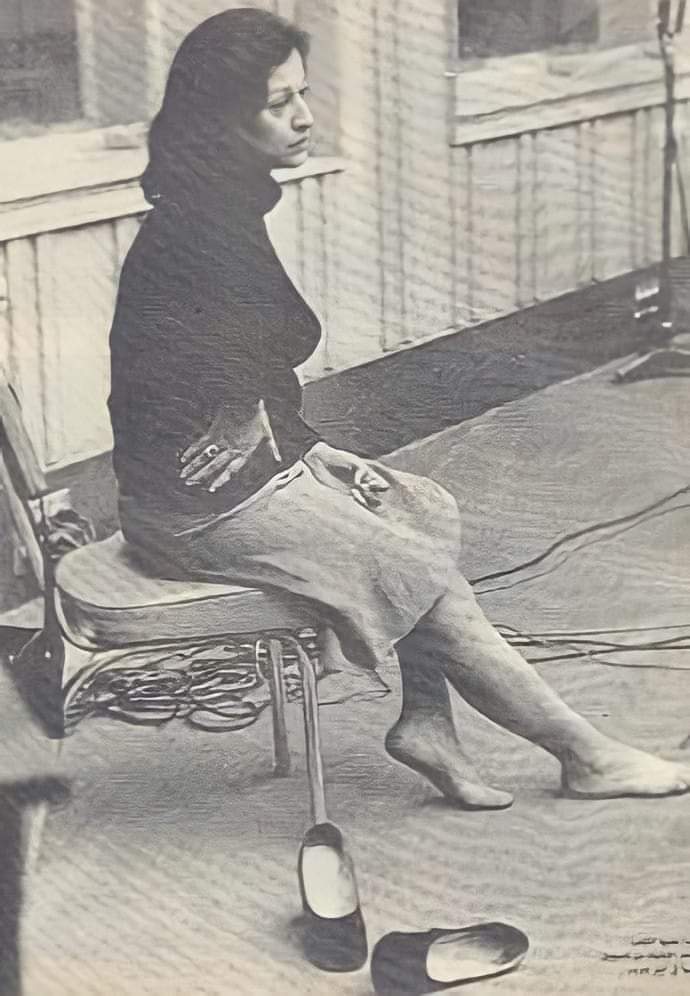 وردة حافية في مبني التلفزيون/ قصة صورة