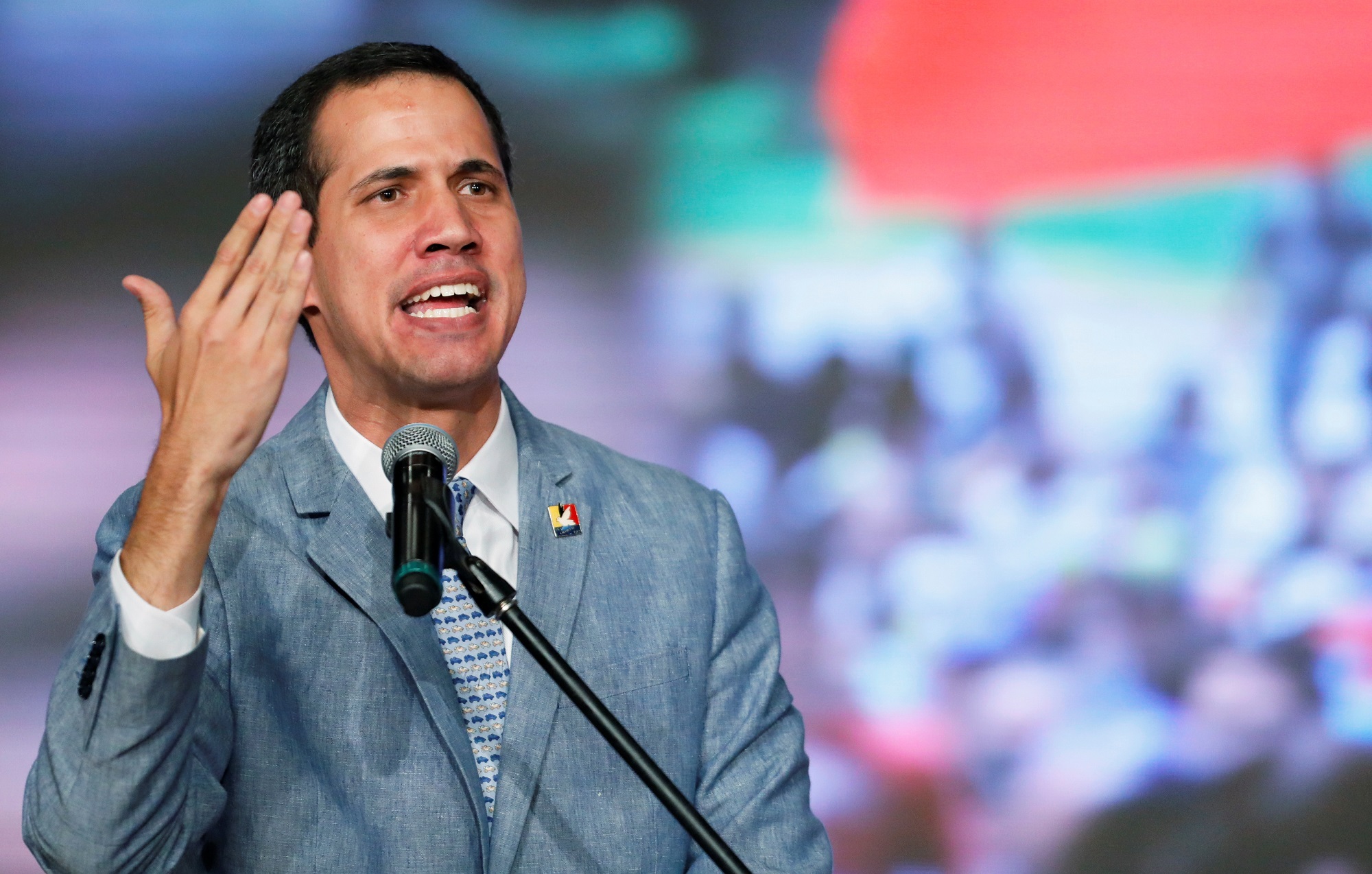 آلاف الفنزويليين يستقبلون المعارض جوايدو لدى عودته لكراكاس