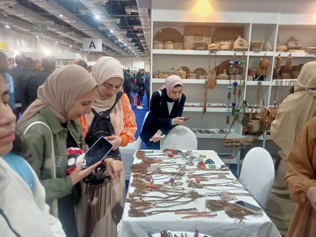 مشغولات يدوية بجناح "حلايب وشلاتين" بمعرض القاهرة الدولي للكتاب
