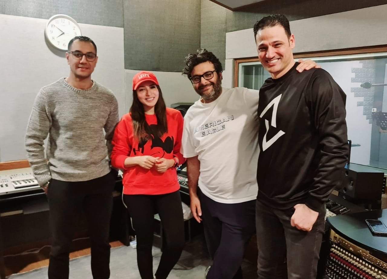 ساندي تتعاقد مع المنتج وليد منصور وتصور أول كليباتها في فرنسا 