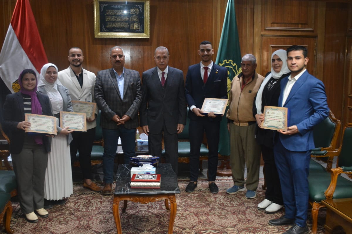 محافظ القليوبية يكرم الفائزين من أبناء المحافظة في نموذج محاكاة مجلس النواب الذي تنظمه وزارة الشباب والرياضة 