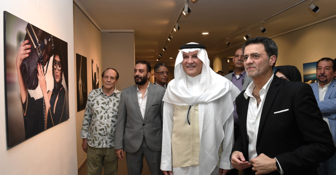 سفير المملكة بالقاهرة يفتتح المعرض الدولي للتصوير الفوتوغرافي للفنان السعودي طارق خوجة