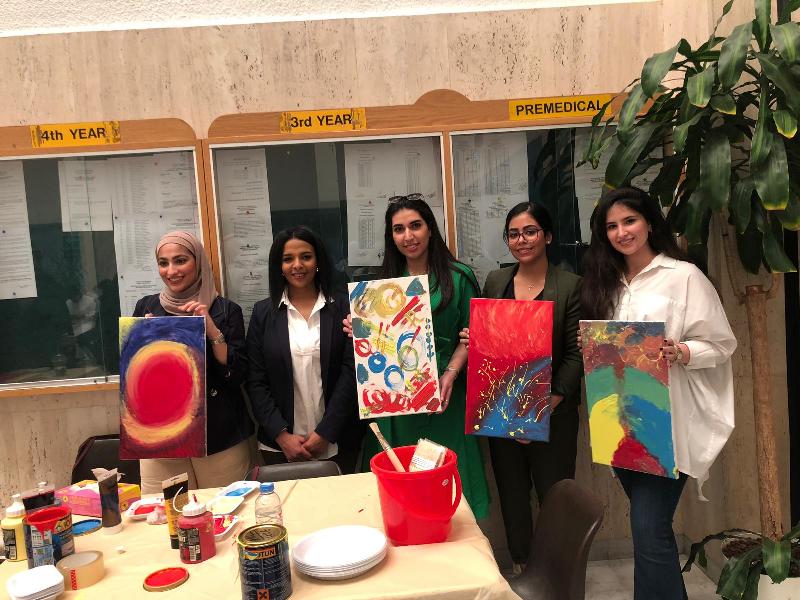 بالصور: كلية طب جامعة الكويت تستضيف ورشة "الطب اللوني للراحة النفسية"