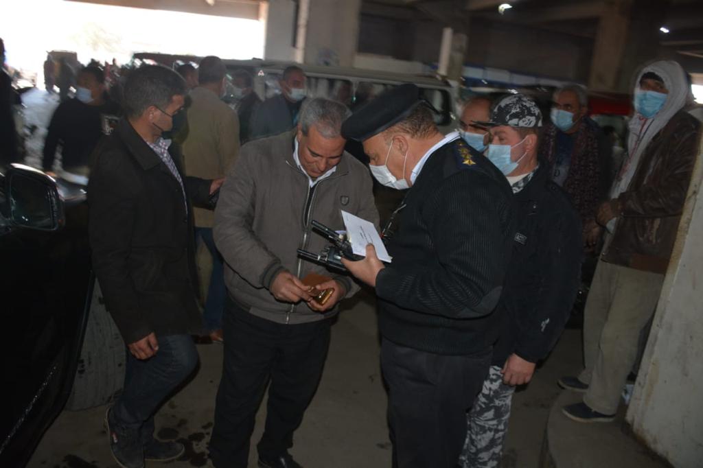 محافظ القليوبية يتابع إلتزام السائقين والركاب بارتداء الكمامات بمواقف بنها وحي شرق شبرا الخيمة ومتابعة إزالة المباني المتعارضة مع أعمال توسعة الطريق الدائري بحي غرب شبرا