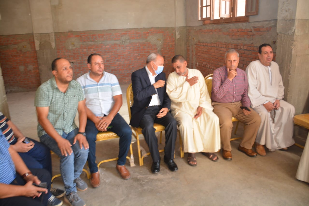 محافظ القليوبيه يُقدم واجب العزاء لأسرة الشهيد البطل النقيب