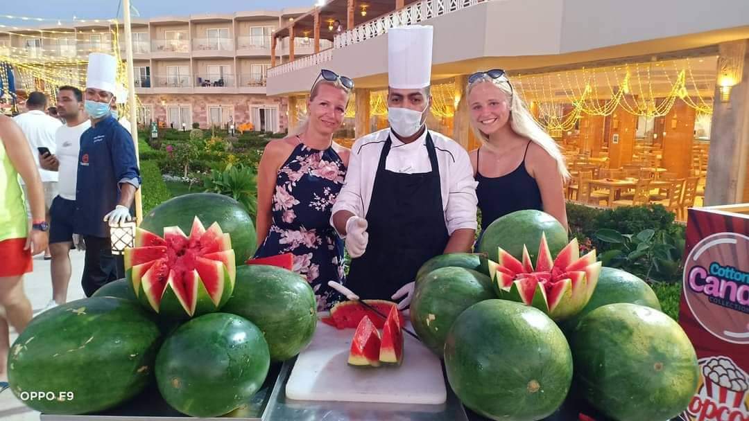 بالصور: فنادق الغردقة تنشط السياحة بمهرجان البطيخ