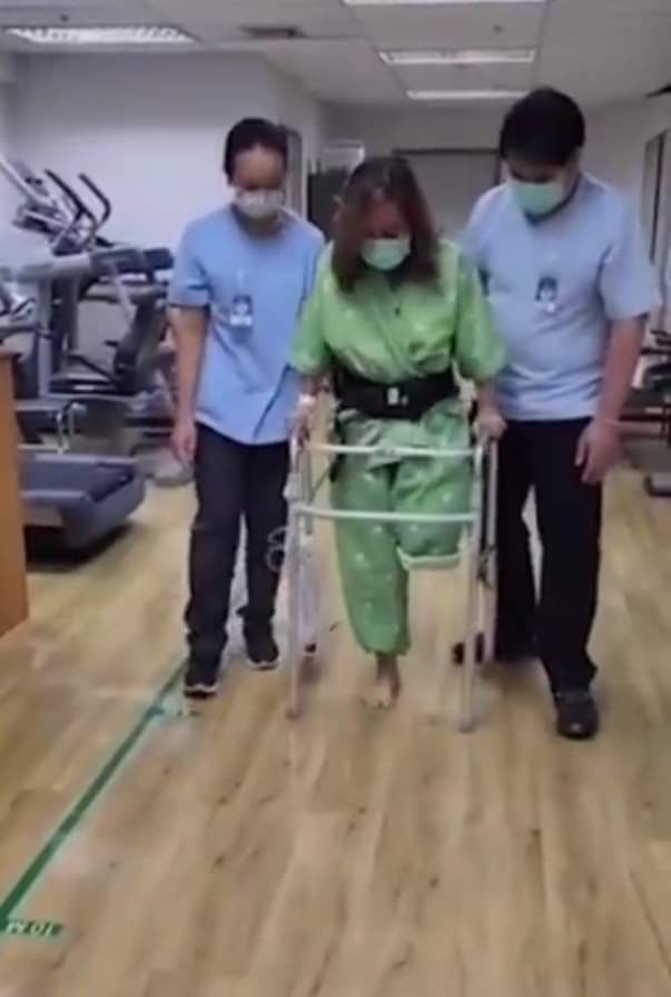 بعد بتر ساقها.. أول ظهور للسائحة التي علقت قدمها داخل سلم كهربائي في مطار بانكوك