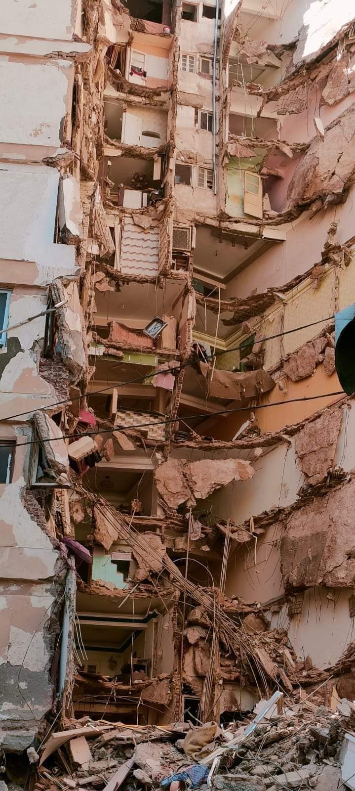 بداخله عائلات وصغار" .. انهيار عقار من 13 طابقًا في الإسكندرية قبل قليل.. وجار البحث عن عالقين أسفل الأنقاض