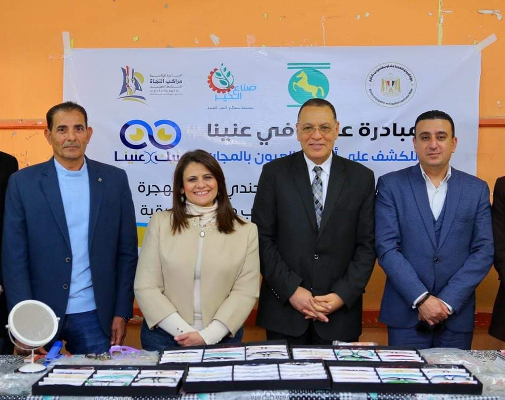 وزيرة الهجرة تتفقد القافلة الطبية لمؤسسة صناع الخير بالزقازيق