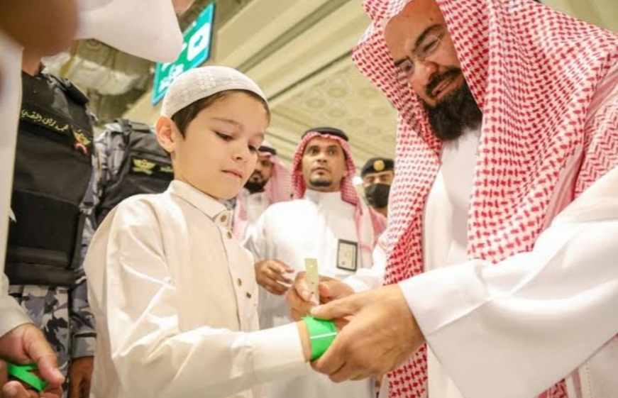 "شؤون الحرمين" توزع أساور معصم اليد للزائر الصغير في المسجد الحرام