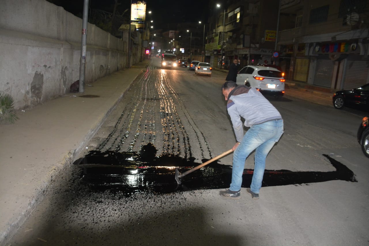 في جولة مسائية امتدت لبعد منتصف الليل ...محافظ القليوبية يتفقد أعمال رصف الطبقة النهائية لشارع الخدمة الإجتماعية بمدينة بنها
