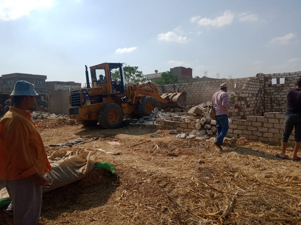 حملات مكثفة  لإزالة 22 حالة تعدي علي أراضى زراعية ب 7 مراكز بالبحيرة 