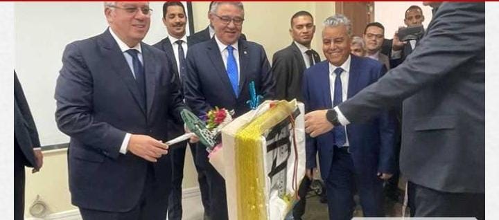 روبوت من تنفيذ طلاب حاسبات الغردقة يقدم باقة ورد لوزير التعليم العالي 