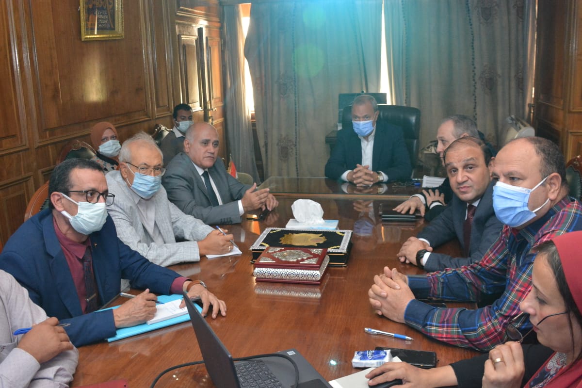 محافظ القليوبية يعقد اجتماعا لمناقشة أعمال استكمال ممشي اهل مصر علي شارب نهر النيل ببنها وربط المرحلة (ب) بالمرحلة (ج) وإنشاء كوبري اعلا معدية بطا