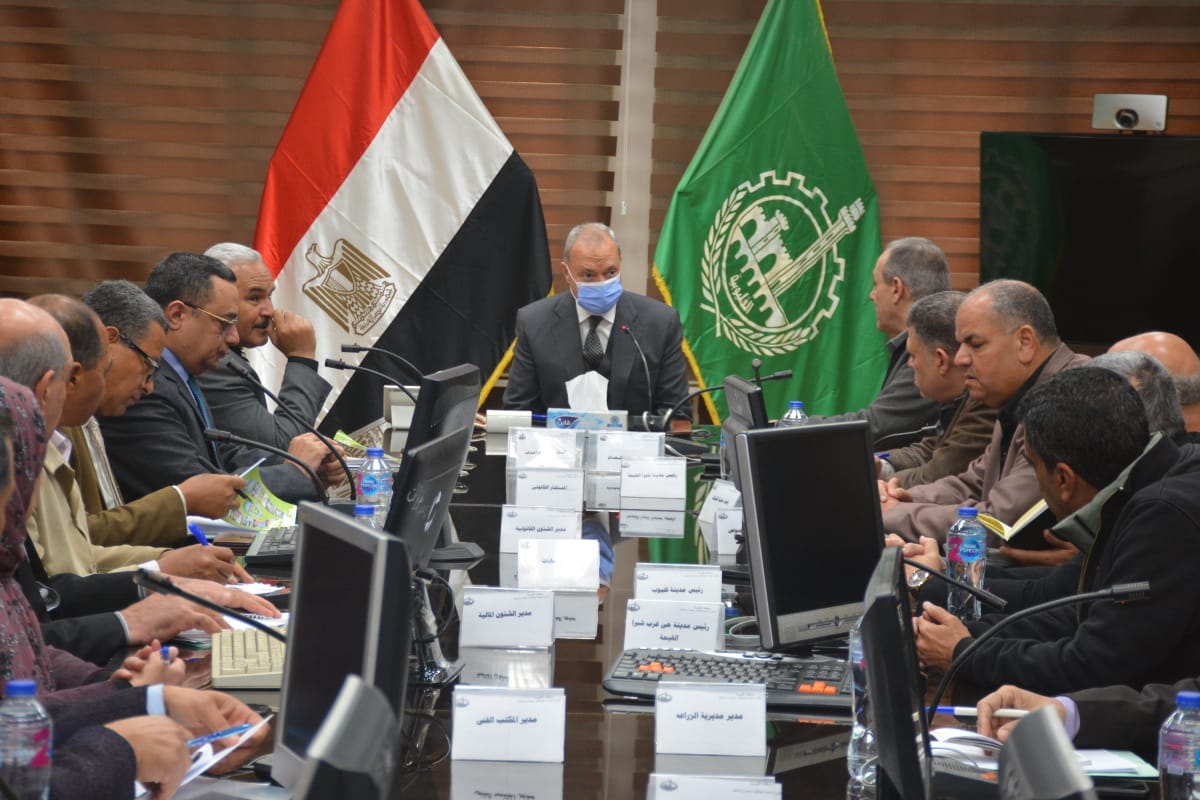 محافظ القليوبية يعقد اجتماعا لحل مشكلات المستثمرين بالمناطق الصناعيه بمنطقتي الشروق والصفا الصناعيه بمركز ومدينة بالخانكة 