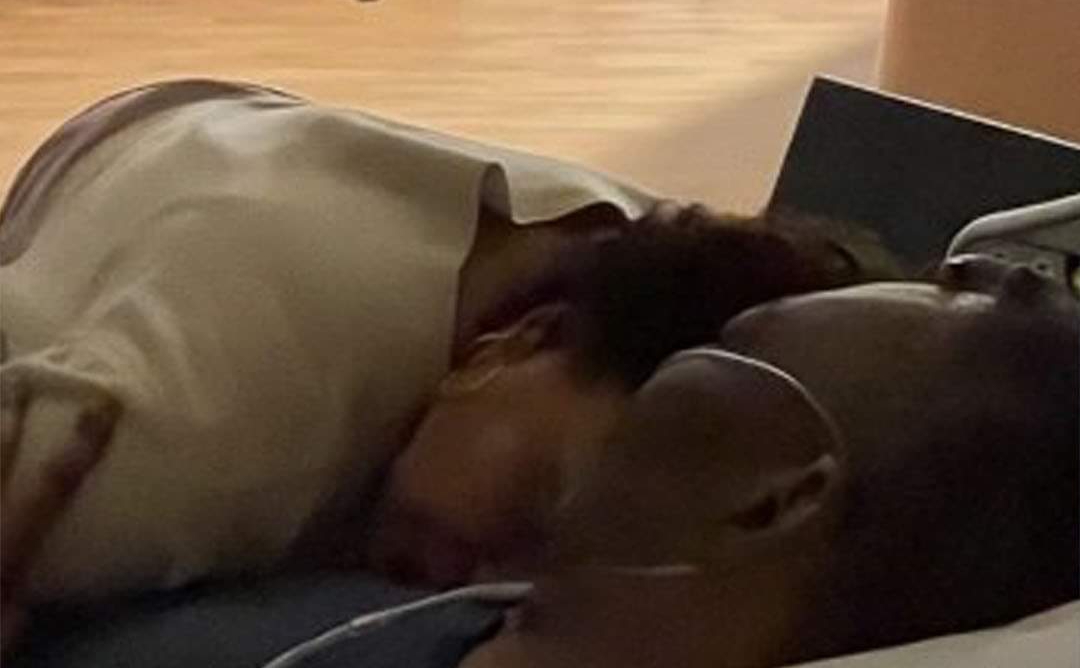 ابنة بيليه تعانق والدها بالمستشفى وتعلق بعبارة "ليلة أخرى معا".