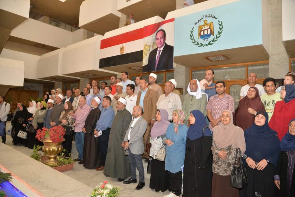 وسط فرحة وسعادة وترديد الزغاريد        محافظ أسيوط يشهد تسليم تأشيرات حجاج الجمعيات الاهلية 