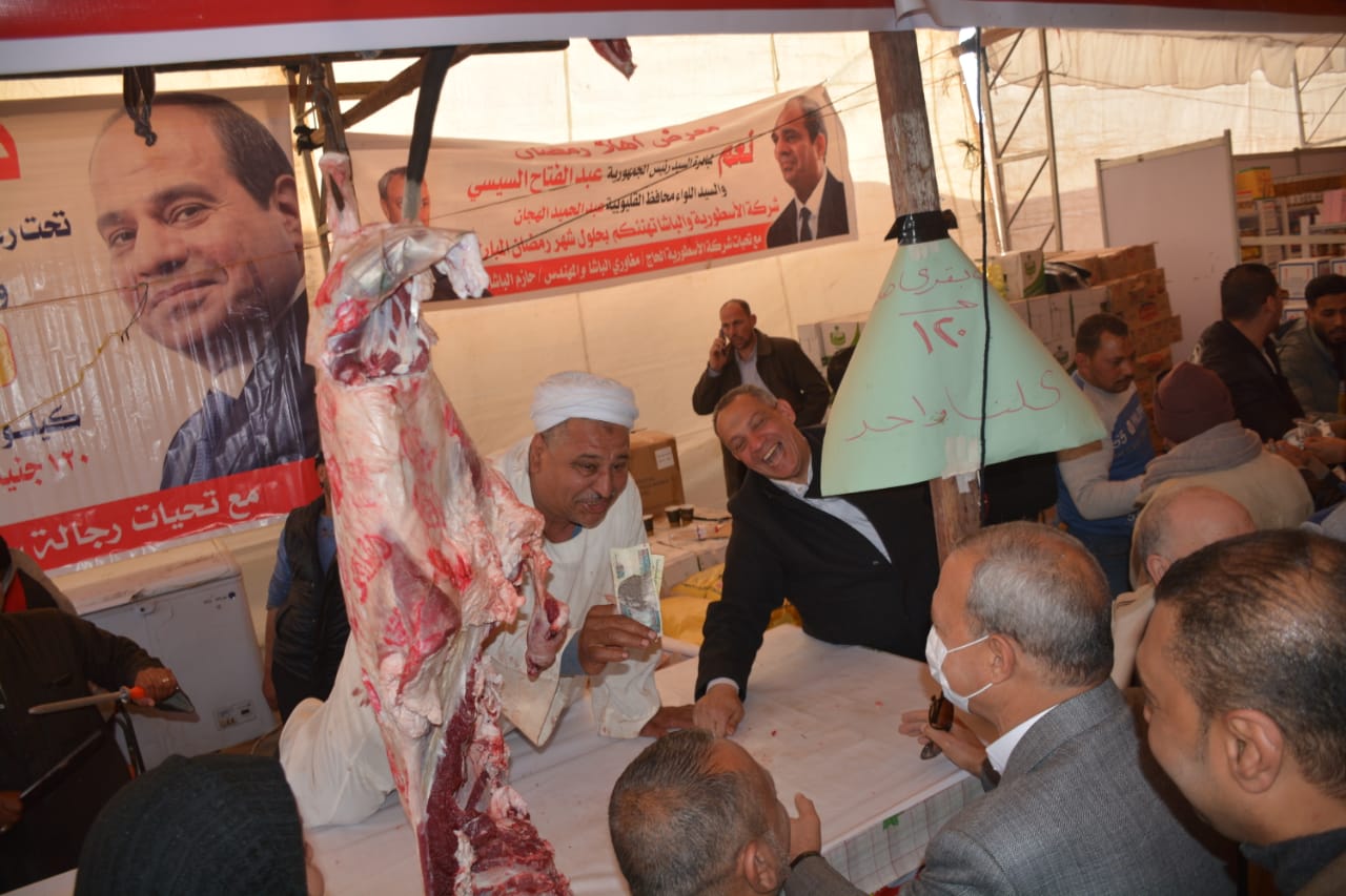 محافظ القليوبية يتفقد معرض للسلع التموينية تحت عنوان (مبادرة الشباب للحد من الغلاء) بمدن بنها وطوخ ويتابع أعمال رصف شارع الشموت بمركز ومدينه بنها