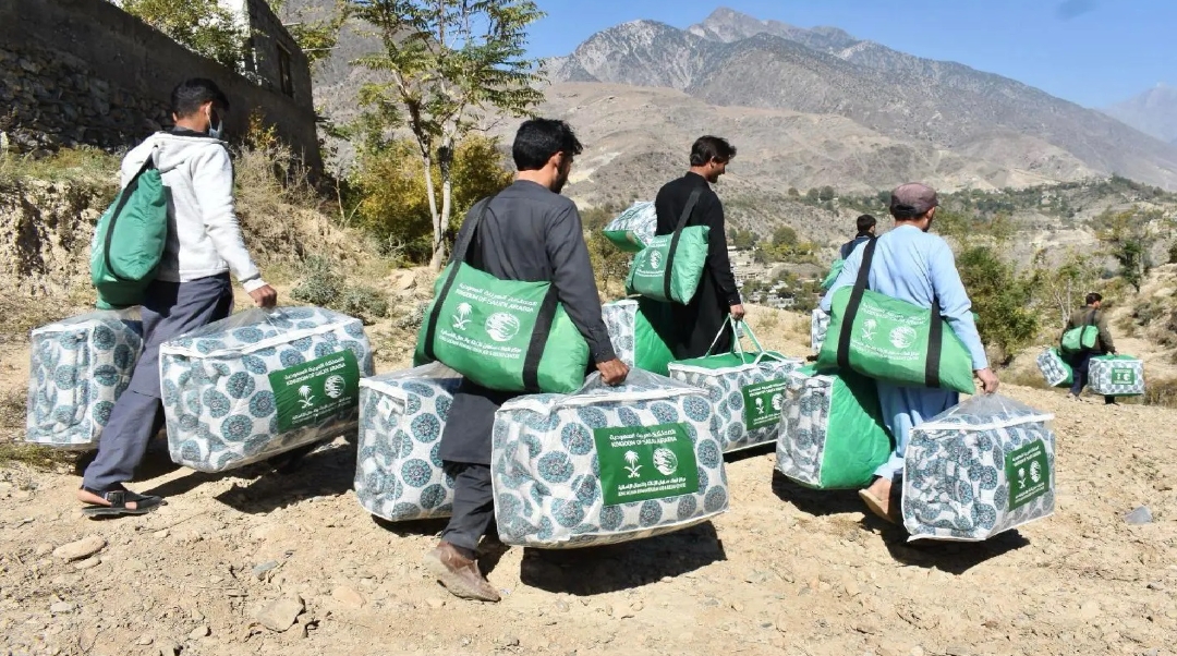 سلمان للإغاثة يوزع آلاف من الحقائب الشتوية بدولة باكستان