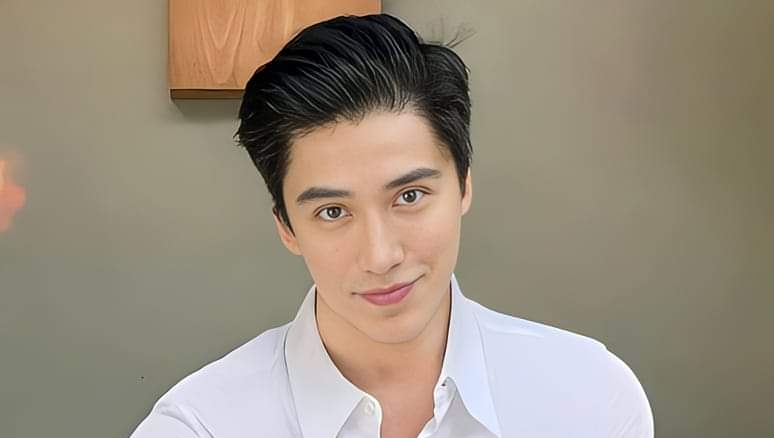 بملامح شاب وسيم .. رجل من سنغافورة يحتفل بعيد ميلاده الـ57