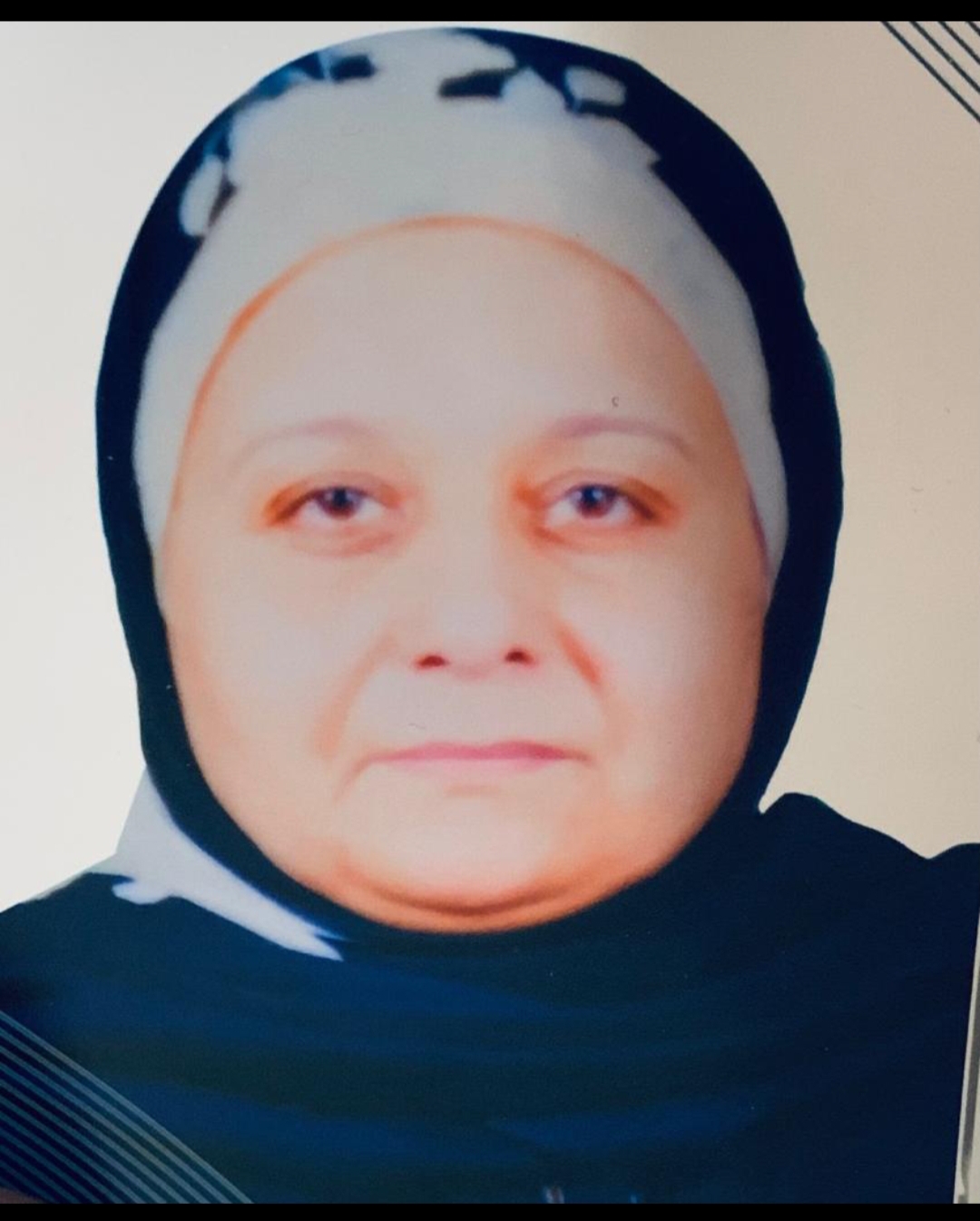 أمي تعزف أجمل الألحان