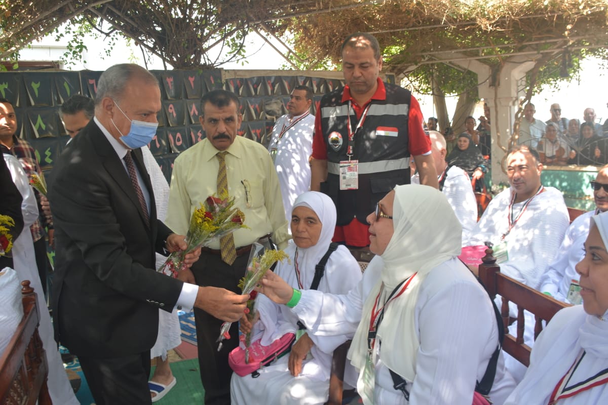 بالصور : محافظ القليوبية يودع أول فوج مكون من 45 حاج وحاجة قبل سفرهم لبيت الله الحرام لأداء مناسك الحج لهذا العام