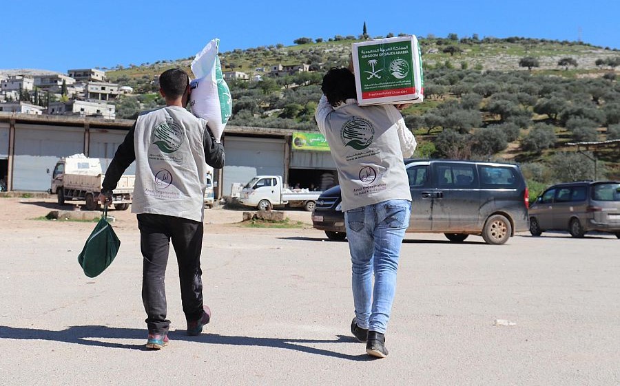 مركز الملك سلمان للإغاثة يواصل توزيع مواد إيوائية وسلال غذائية لمتضرري الزلزال في عدة مناطق بريف إدلب بسوريا