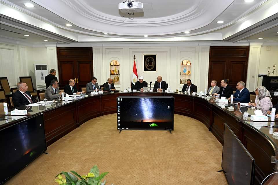 وزيرا الإسكان والأوقاف يناقشان عدداً من الموضوعات المشتركة بين الوزارتين
