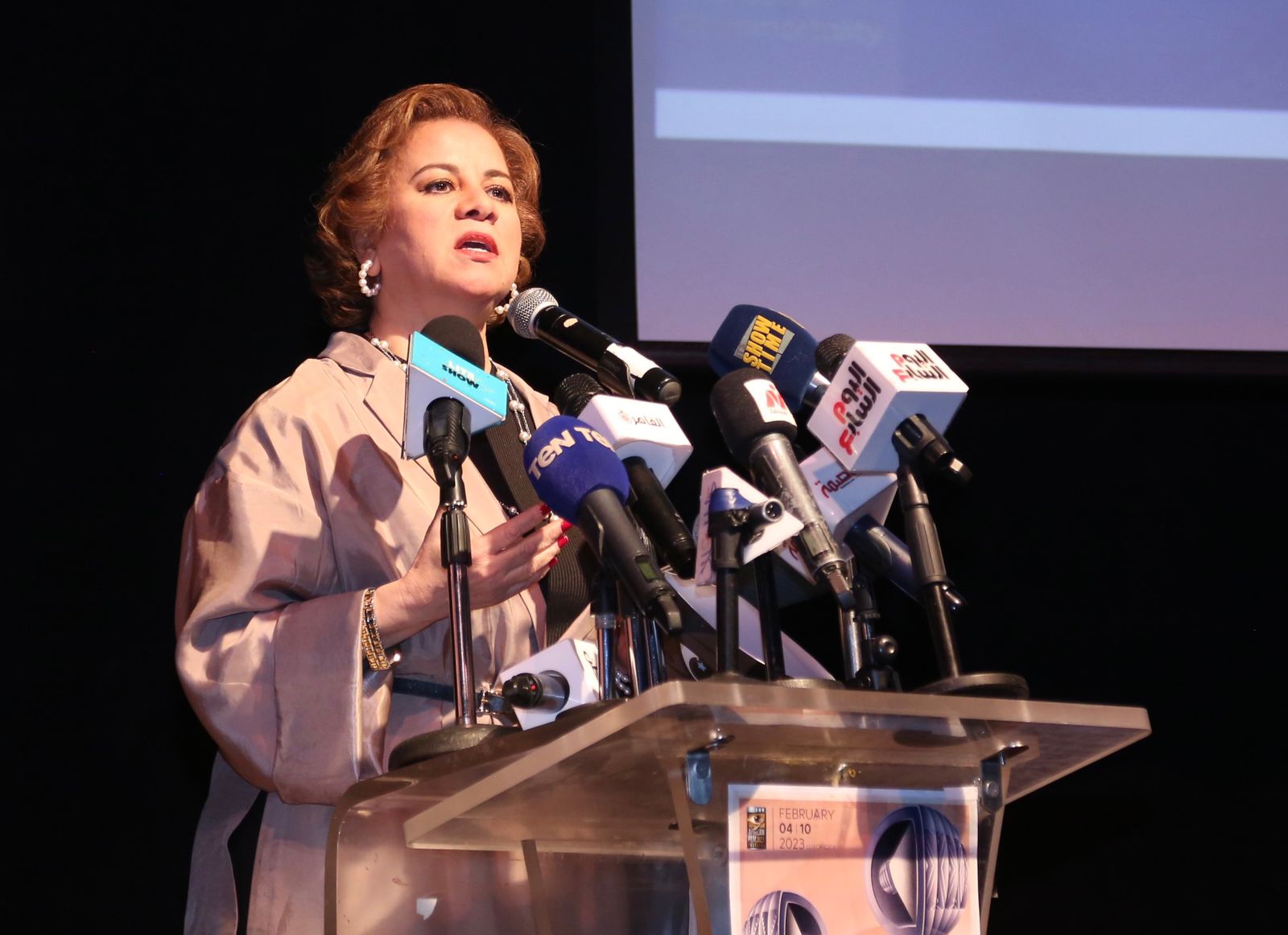 المخرجة عزة الحسيني: نحاول التغلب على الصعوبات المالية وضعف الميزانية