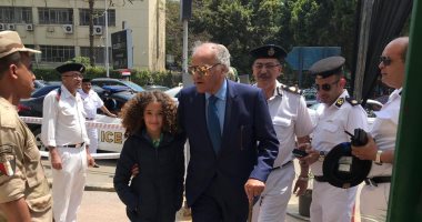 ممدوح عباس يدلى بصوته فى الاستفتاء بالدقى مصطحبا حفيدته