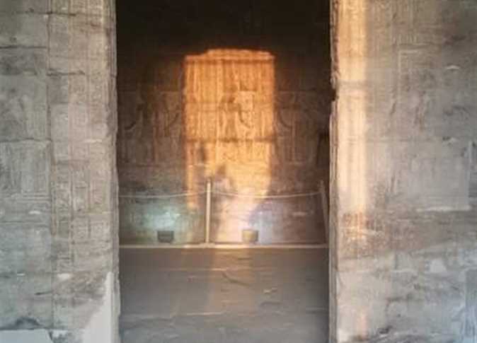 وسط حضور مئات السياح.. الشمس تتعامد على قدس الأقداس "آمون رع" في معابد الكرنك بالأقصر