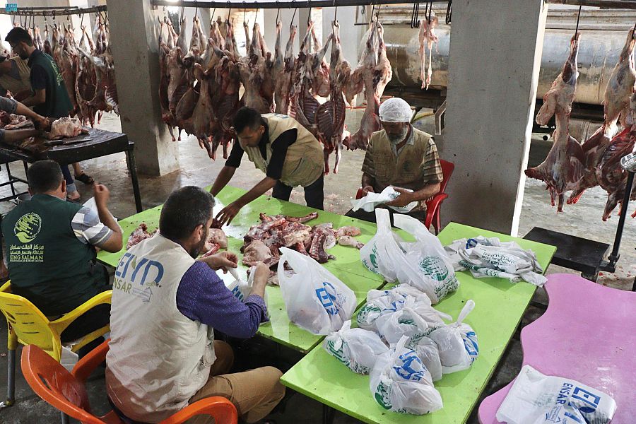 مركز الملك سلمان للإغاثة يوزع أضحية في مناطق عفرين وجنديرس وجرابلس وإدلب بمحافظة حلب بسوريا