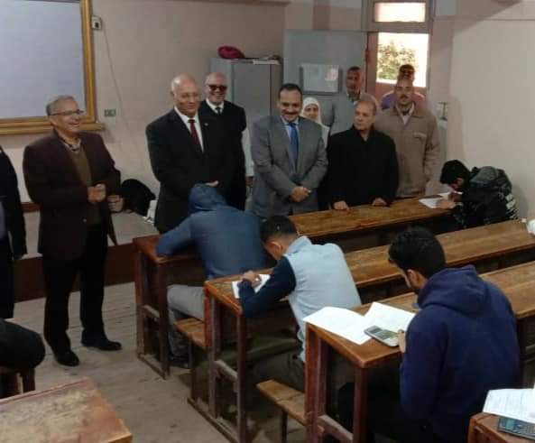 رئيس جامعة بنها يواصل جولاته ويتفقد الامتحانات بكليتي الهندسة ببنها والعلوم