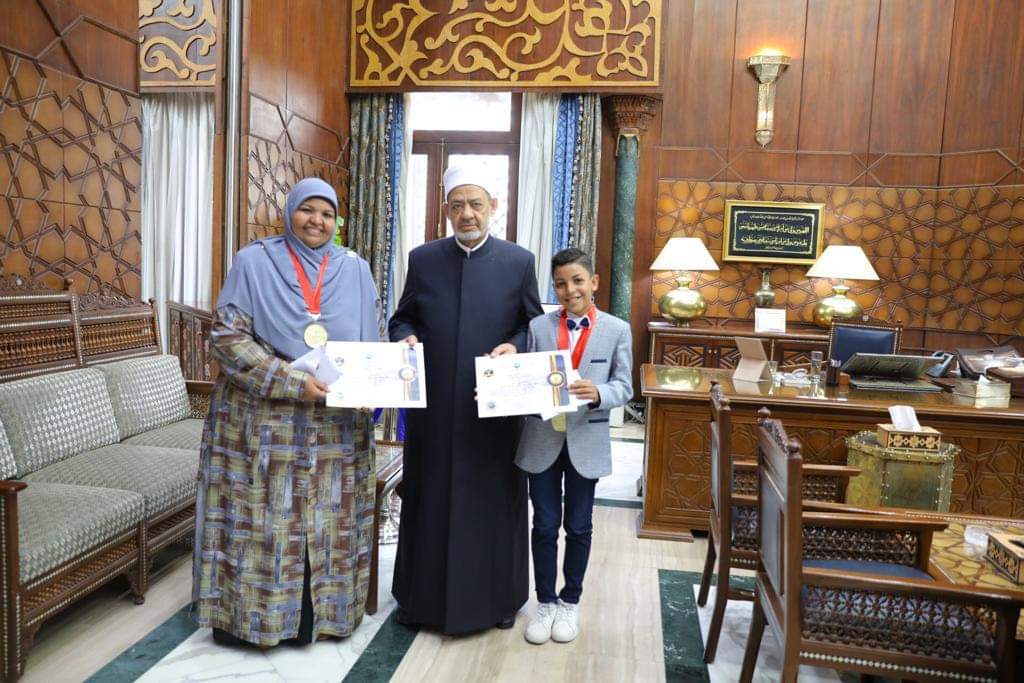 بالصور شيخ الأزهر يكرِّم فريق الأزهر الحاصل على المراكز الأول عربيًّا بالأسبوع العربي للبرمجة بتونس