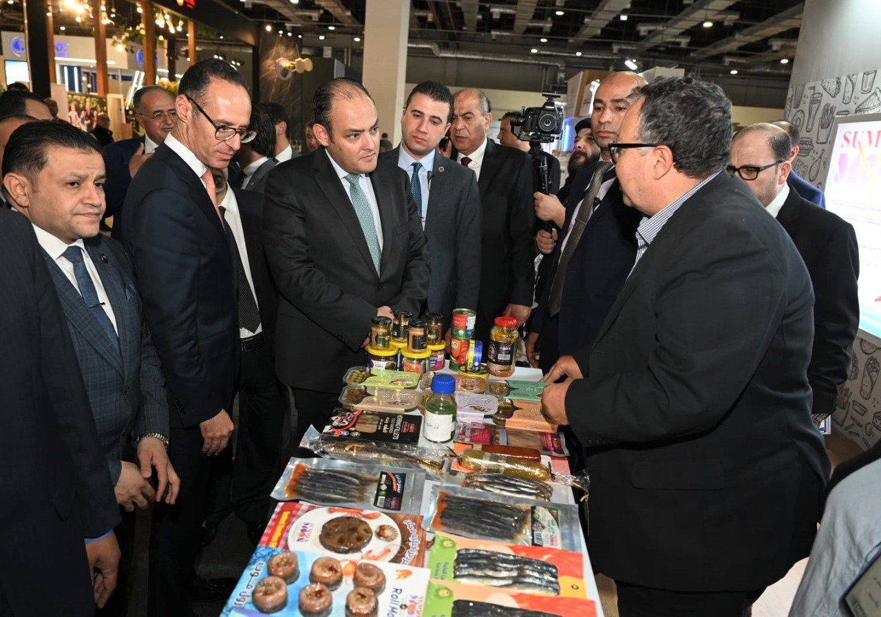 وزير التجارة والصناعة يتفقد أجنحة المعرض الدولى الاول للصناعة