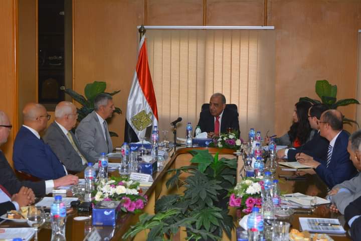 وزير قطاع الأعمال العام يجتمع برؤساء شركات الأدوية التابعة لمتابعة تنفيذ اشتراطات هيئة الدواء ومتطلبات التصنيع الجيد