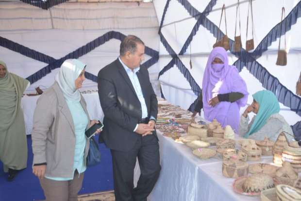 سكرتير مساعد البحر الأحمر يتفقد معرض أيادي مصرية 